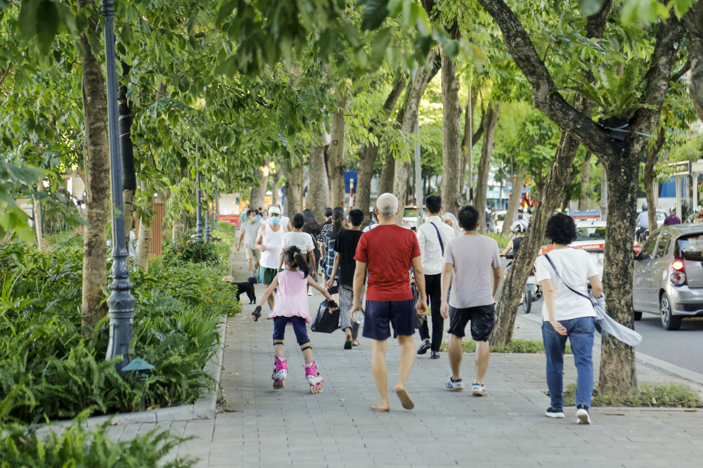 Dù Hà Nội đã ra quy định dừng tạm dừng các hoạt động thể dục, thể thao ngoài trời từ 18h ngày 8/7, tuy nhiên, chiều ngày 9/7, vẫn có đông người dân tập thể dục ven hồ.