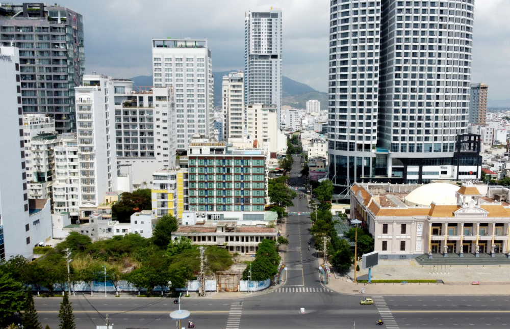 Giao lộ Trần Phú - Nguyễn Thị Minh Khai thường ngày đông đúc giao thông nay thưa thớt ít xe qua lại