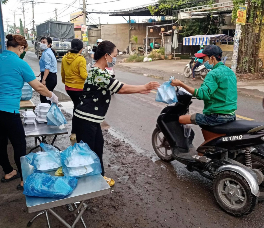 Theo bà Chung Mỹ Duyên, Phó chủ tịch Hội LHPN H.Bình Chánh, tính từ 14/5/2021- 7/7/2021, Hội Phụ nữ các cấp trên địa bàn huyện này đã trao 11.684 suất ăn, trị giá 235.309.000 giúp người dân bị ảnh hưởng vì dịch bệnh.  