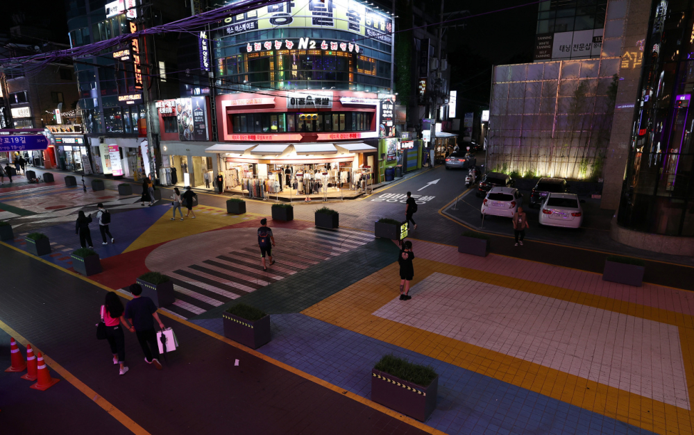 Một con phố ở Hongdae - khu phố sầm uất của Seoul, nơi nổi tiếng với cuộc sống về đêm - trở nên vắng vẻ vào ngày 8/7