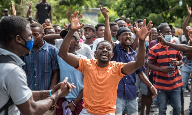 Đám đông phấn khích tụ tập gần địa điểm giam giữ các nghi phạm liên quan đến vụ ám sát Tổng thống Moïse ở thủ đô Port au Prince - Ảnh: AFP/Getty Images
