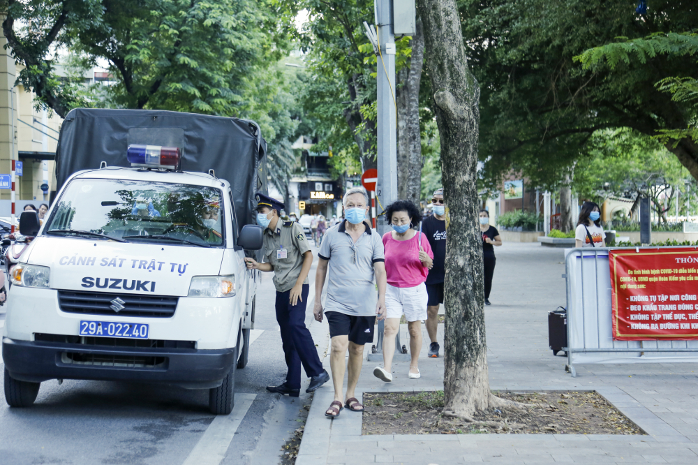 Lực lượng chức năng quận Hoàn Kiếm sử dụng xe chuyên dụng đi tuần tra, tuyên tuyền người dân thực hiện nghiêm quy định 5K của Bộ Y tế. 