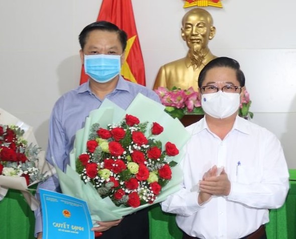Chủ tịch UBND TP Cần Thơ Trần Việt Trường (người mặc áo trắng) trao quyết định cho ông Dương Tấn Hiển