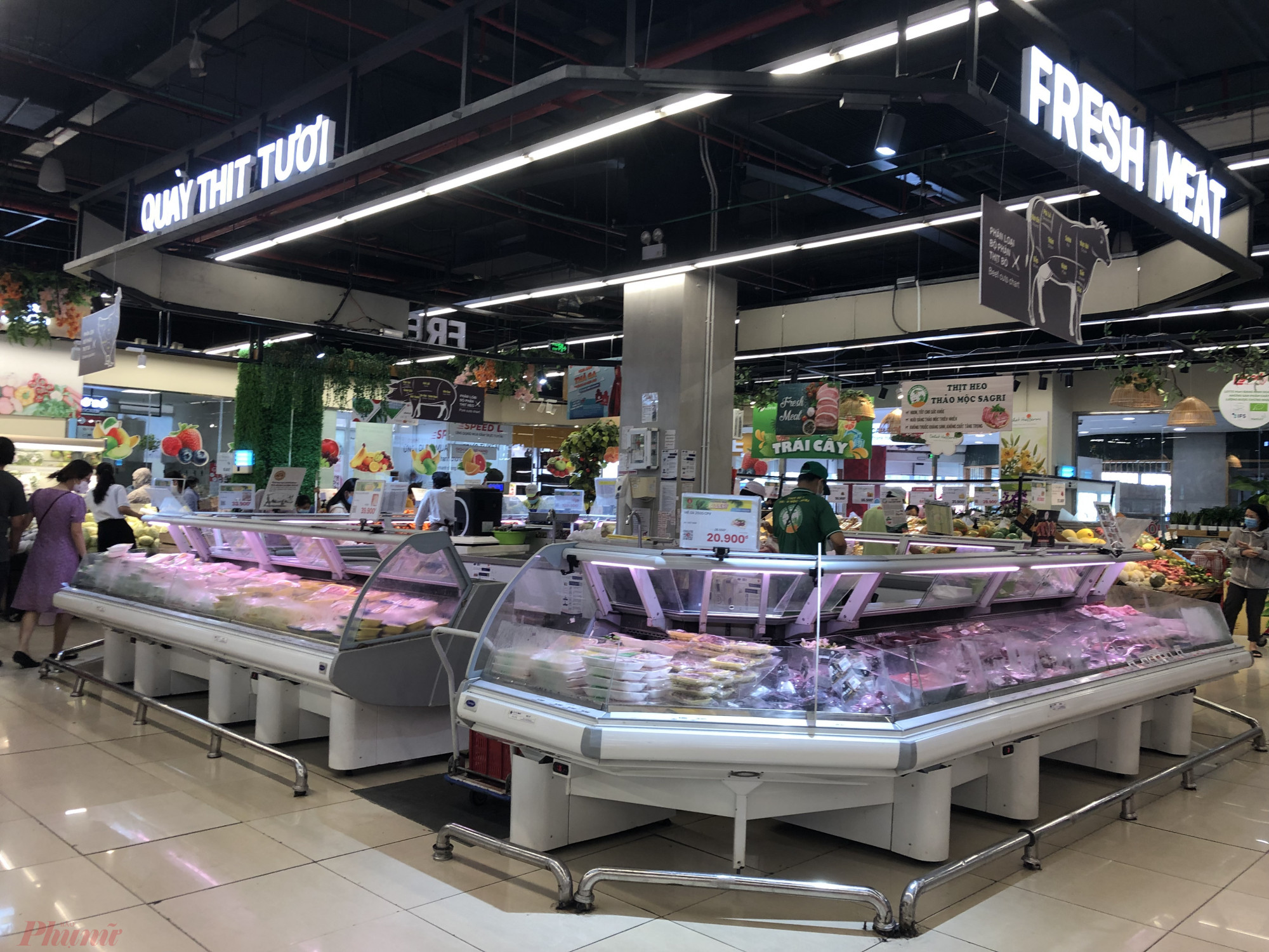 Nếu như ngày 7/7 quầy thịt tại LotteMart không thể chen chân, mỗi loại chỉ còn vài vỉ thì nay khu này đầy ắp, nhưng lại khá vắng khách mua