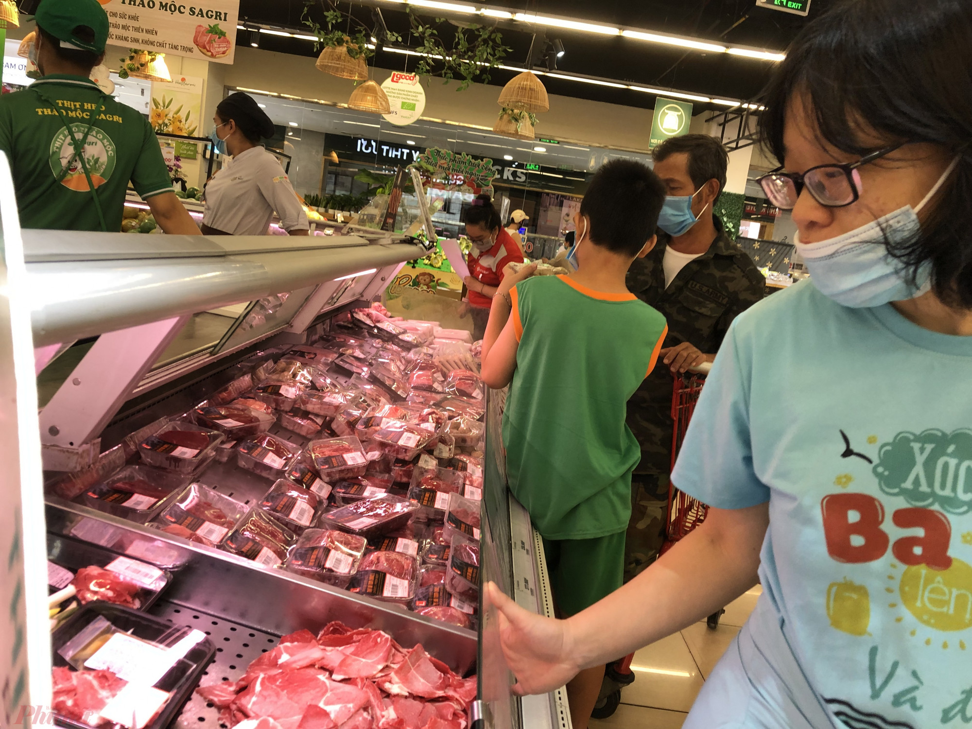 Còn tại LotteMart, lượng khách đến siêu thị này đã vắng hơn nhiều so với ngày 8/7. Thịt luôn đầy ắp. 