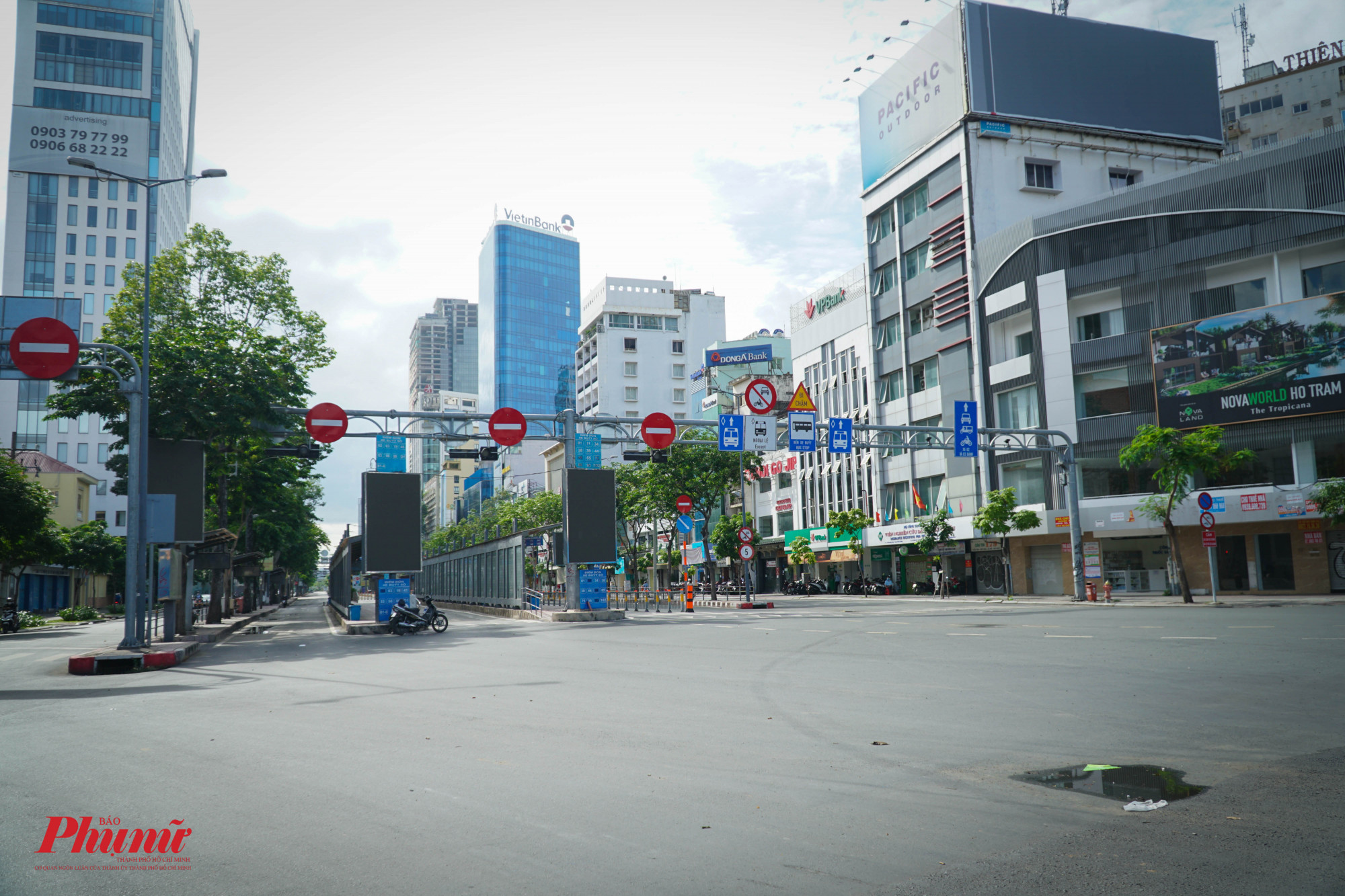 Khu vực nhà chờ xe buýt, đường Hàm Nghi vắng 