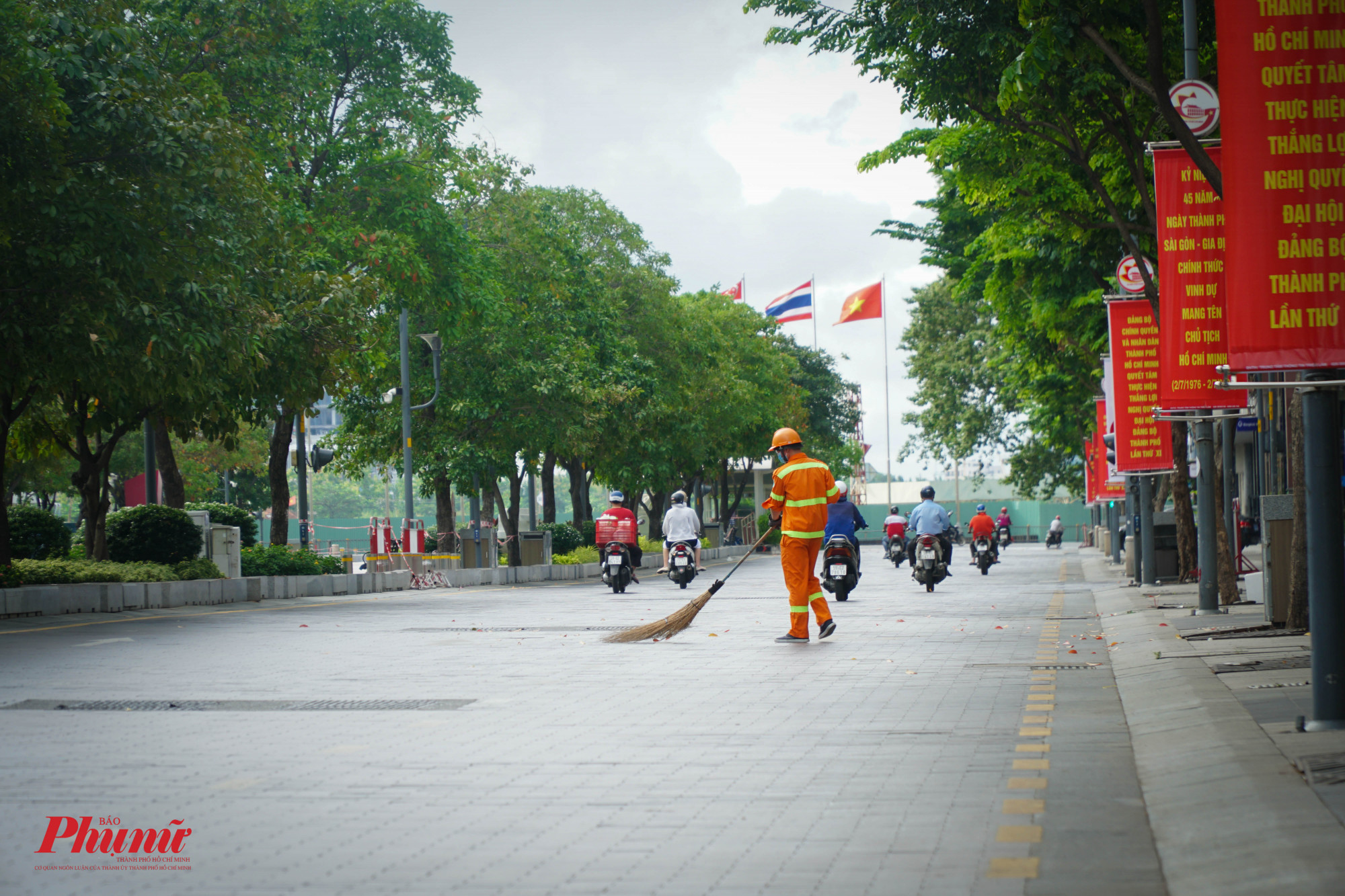 Phố đi bộ Nguyễn Huệ chỉ còn các công nhân công ích làm việc