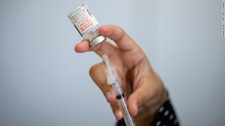 Kế hoạch tiêm tăng cường liều vắc xin thứ ba của Pfizer đang gây nên những tranh cãi về sự cần thiết phải thực hiện việc này - Ảnh: CNN
