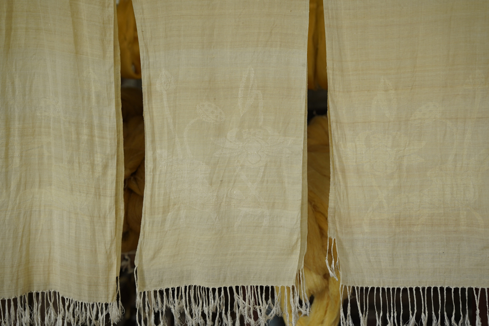 Những chiếc khăn đã thành hình với họa tiết chủ yếu là hoa sen. Giá bán của những chiếc khăn này khoảng 8 triệu đồng.