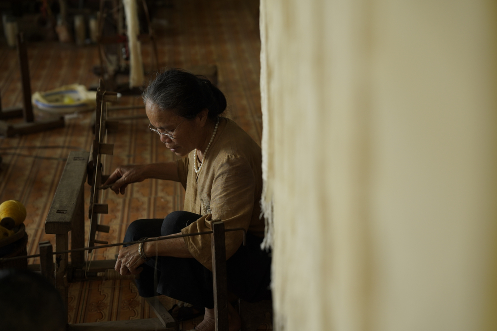Nghệ nhân Thuận không hề giấu nghề. Bà sẵn sàng chỉ dạy mọi công đoạn từ cách lấy sợi tơ sen đến cách dệt khăn cho ai muốn học. Dù người đó có gắn bó dài lâu hay chỉ nửa vời, ai bà cũng chỉ bảo tận tình và hết sức tỉ mỉ. 
