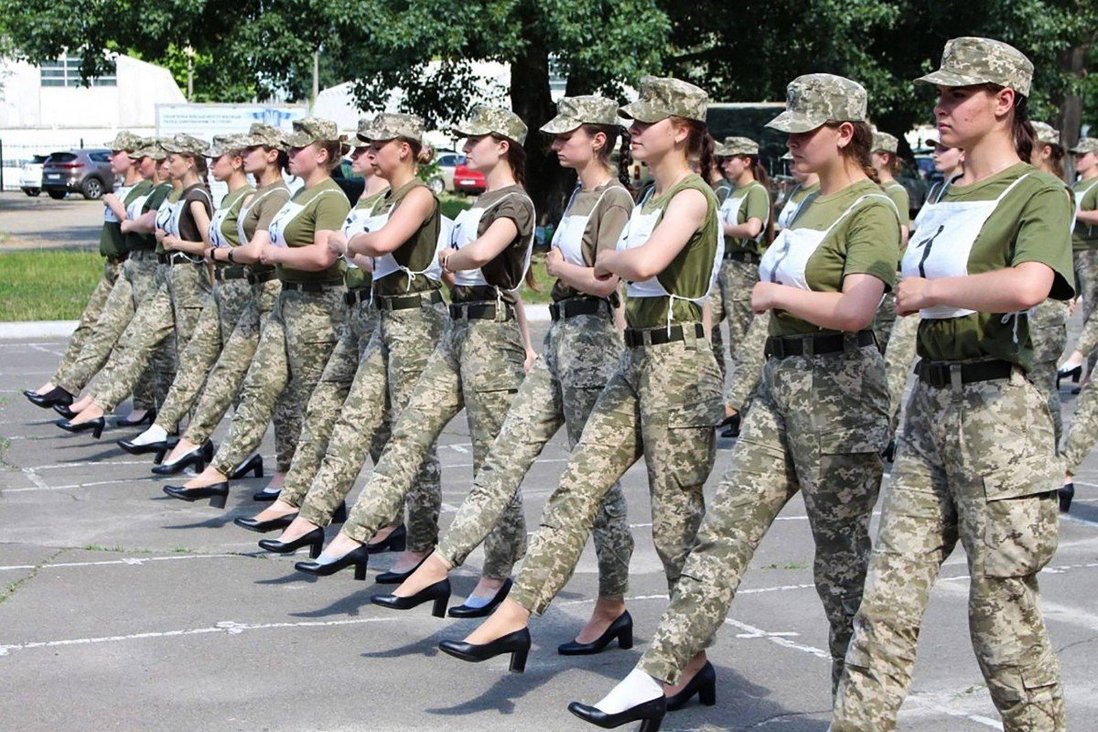 Các nữ học viên Ukraine đi giày cao gót tham gia diễn tập duyệt binh ở Kyiv tuần trước - Ảnh: AFP/Cục báo chí Bộ Quốc phòng Ukraine