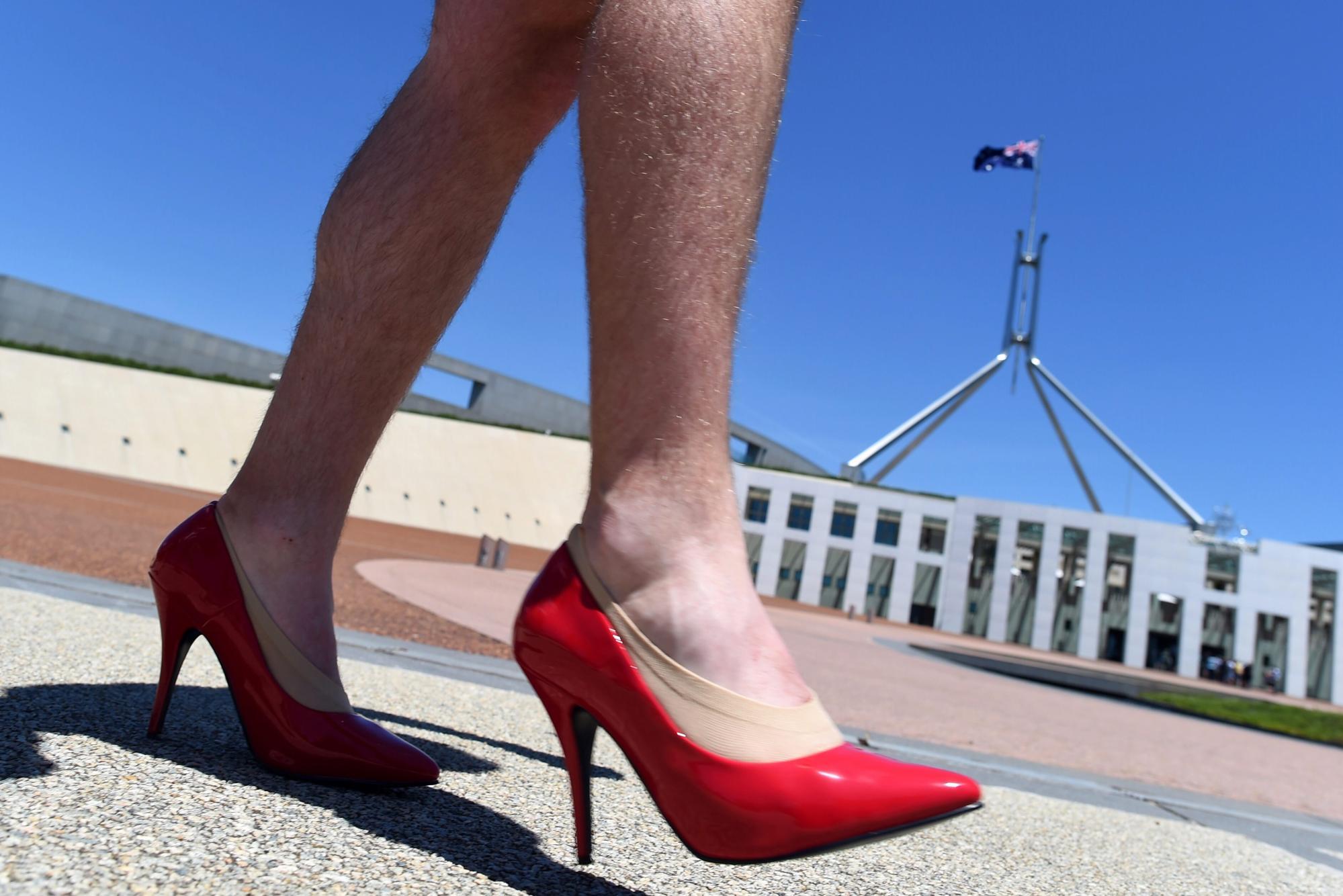 Chiến dịch Walk a Mile in Her Shoes yêu cầu nam giới đặt mình vào vị trí của phụ nữ theo đúng nghĩa đen như một cách để đối đầu với định kiến ​​giới. Ảnh: EPA