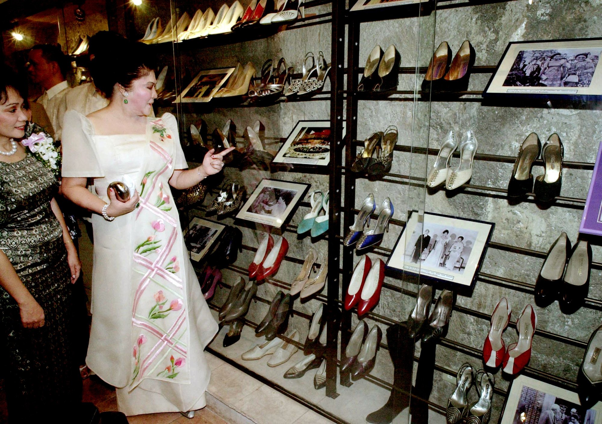 Cựu đệ nhất phu nhân Philippines Imelda Marcos xem bộ sưu tập giày của mình tại Bảo tàng giày Marikina. Ảnh: AFP