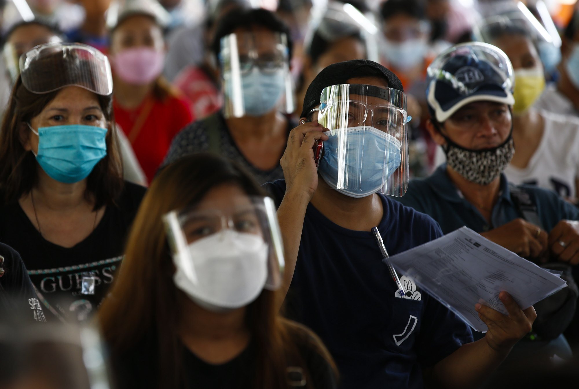 Người dân Philippines đăng ký tiêm vắc xin ngừa COVID-19 ở Manila, Philippines