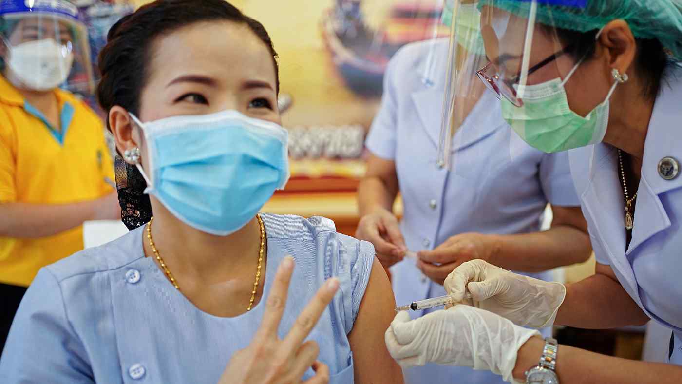Một phụ nữ Thái Lan ở tỉnh Samut Sakhon vừa được tiêm vắc xin - Ảnh: Reuters