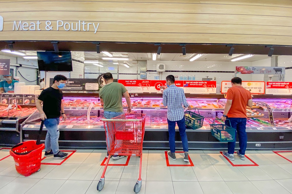 Ngoài mua sắm trực tiếp tại siêu thị, trong thời gian này, khách hàng có thể dễ dàng mua sắm an toàn trên chợ online Speed L. Ảnh: LOTTE Mart