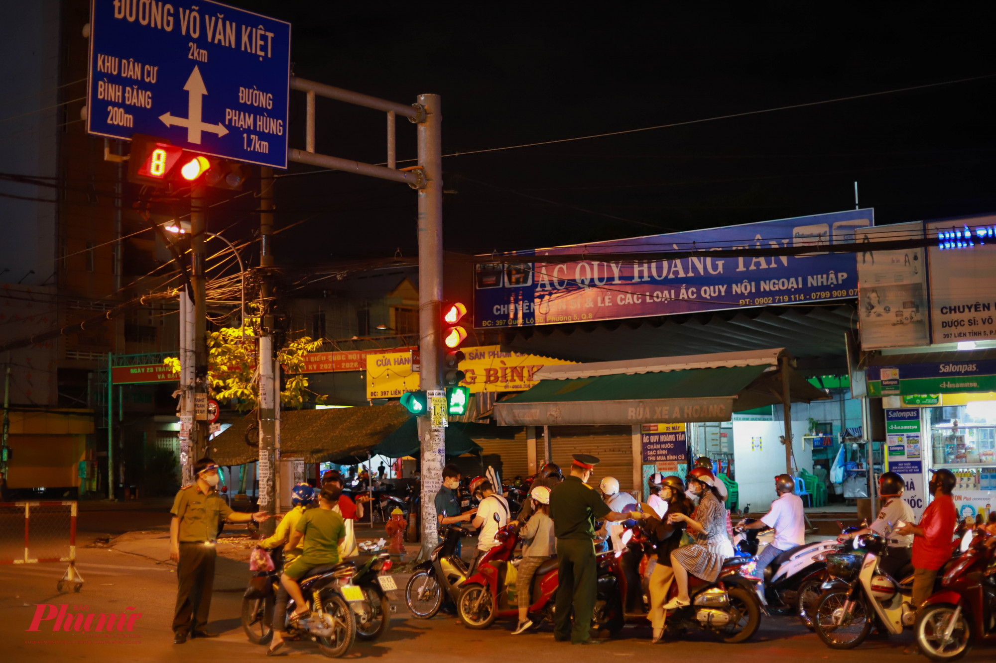 Chôt kiểm tra thông tin cá nhân của người và phương tiện lưu thông vào nội thành