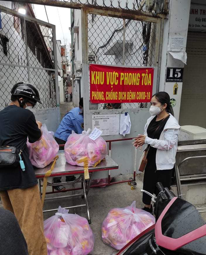 Trước đó, Bình Tinh cũng nhận 100 phần cơm từ bếp ăn của nghệ sĩ Hữu Quốc để phân phát cho bà con gặp khó khăn tromg dịch.