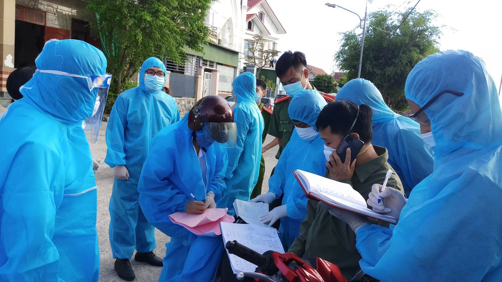 Lực lượng chức năng Hà Tĩnh truy vết, lấy mẫu xét nghiệm những trường hợp liên quan ở xã Thạch Long