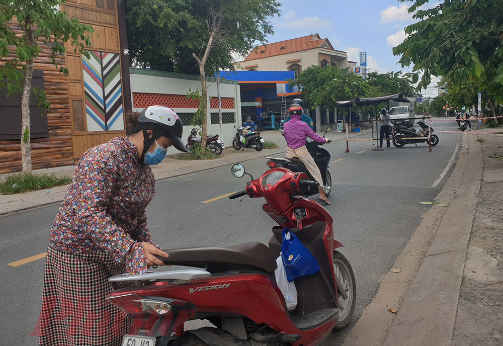 Chị Nguyễn Thị Kim nói: Tôi đi làm ở một cơ quan tại quận Phú Nhuận, giấy xác nhận của cơ quan lúc nào tôi cũng để trong cốp xe để di chuyển. Tuy hơi bất tiện một chút nhưng vẫn rất cần thiết trong phòng, chống dịch COVID-19