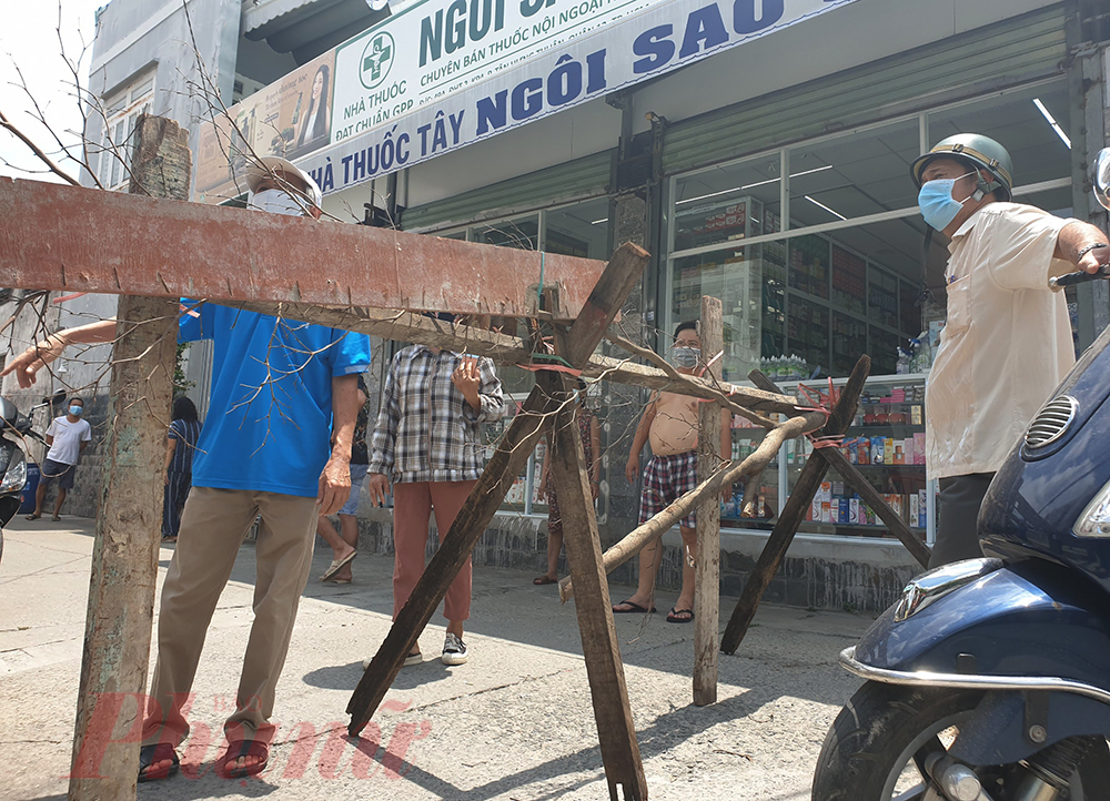 Do bị hạn chế di chuyển, số ít trường hợp đã có phản ứng, tuy nhiên phần lớn người dân cho rằng đây là việc làm hợp lý của lực lượng chức năng trên địa bàn. gười dân khi ra vào phường phải có giấy tờ chứng minh mình là người cư trú, tạm trú trên địa bàn phường, đi công việc cần thiết. Trong đó có lý do đi mua lương thực thực phẩm thì có thể đi mua trong nội bộ phường vẫn đầy đủ.