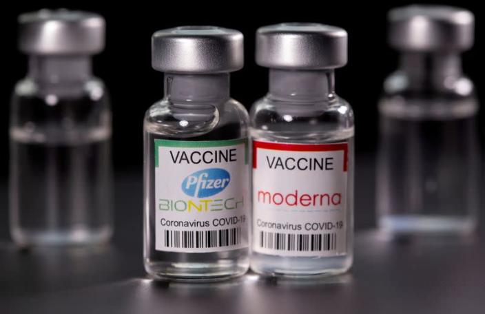 : Lợi ích của vắc xin Pfizer và Moderna vượt trội hơn so với rủi ro.