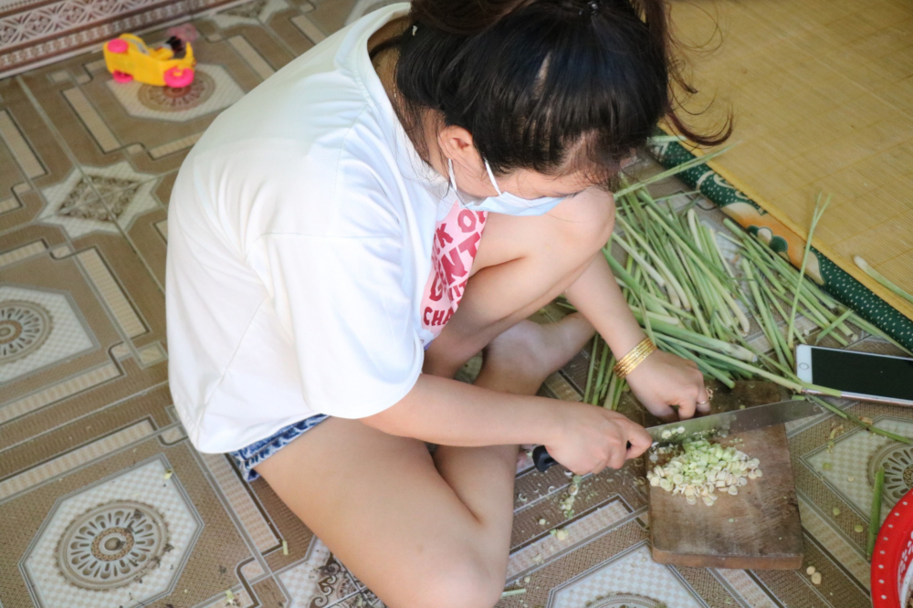 Giữa tiết trời mùa hè xứ Huế, trong căn phòng nhỏ, Hoàng Thị Quỳnh Dao (29 tuổi, ở Hạ Lang, xã Quảng Phú, huyện Quảng Điền) miệt mài thái nhỏ từng cộng sả.
