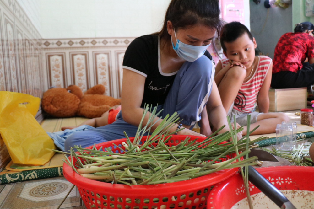 Vừa thái sả, Quỳnh Dao nói: “Sài Gòn, Đồng Nai những ngày này đang giãn cách xã hội, đời sống của người dân ít nhiều gặp khó khăn. Do đó, nhóm chúng mình lên kế hoạch làm muối sả gửi tặng bà con, giúp được việc gì thì giúp. 