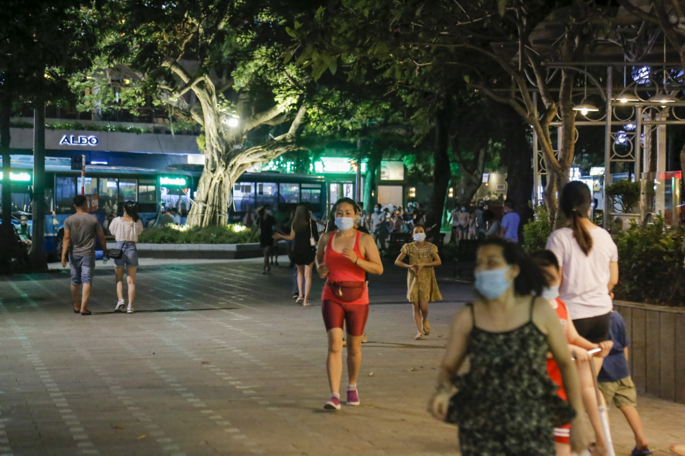 Rất đông người dân tụ tập, đi bộ, thể dục  tại bờ hồ Hoàn Kiếm.