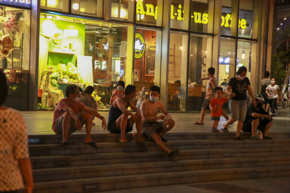 Cùng thời điểm, rất đông người dân tụ tập trước cửa tòa nhà Lotte (Nguyễn Chí Thanh) 