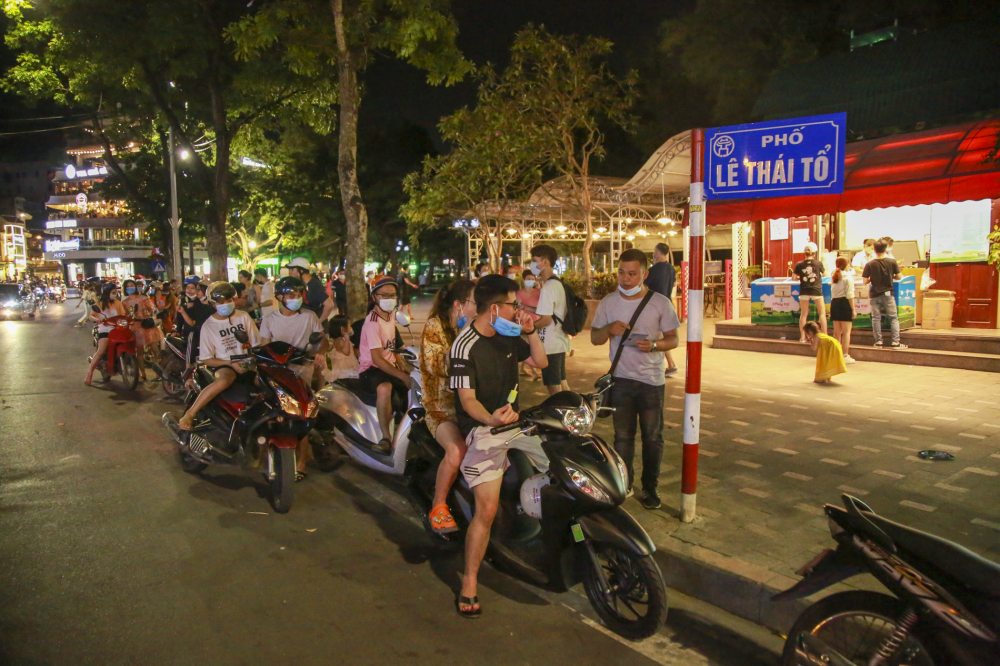 Tượng tự trên đường Lê Thái Tổ, trước cửa hàng kem Thủy Tạ hàng chục người sếp hàng chờ mua hàng. 