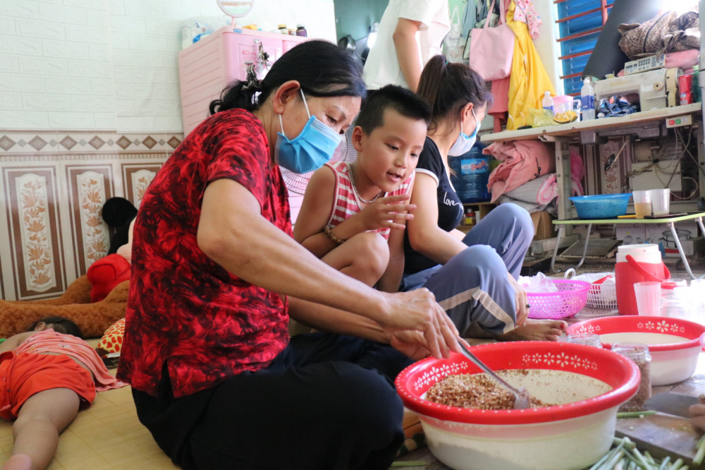 Để có kinh phí cũng như nguyên liệu, bên cạnh kinh phí được các bạn tự bỏ ra, các bạn còn lên mạng xã hội kêu gọi bà con ủng hộ