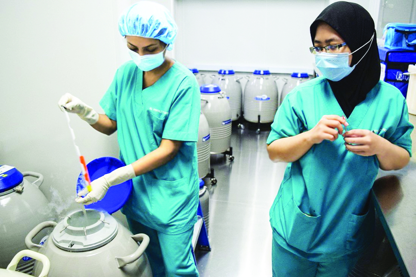Nhân viên y tế tại Trung tâm sinh sản KL (Malaysia) thực hiện quy trình trữ đông trứng - ẢNH: AFP