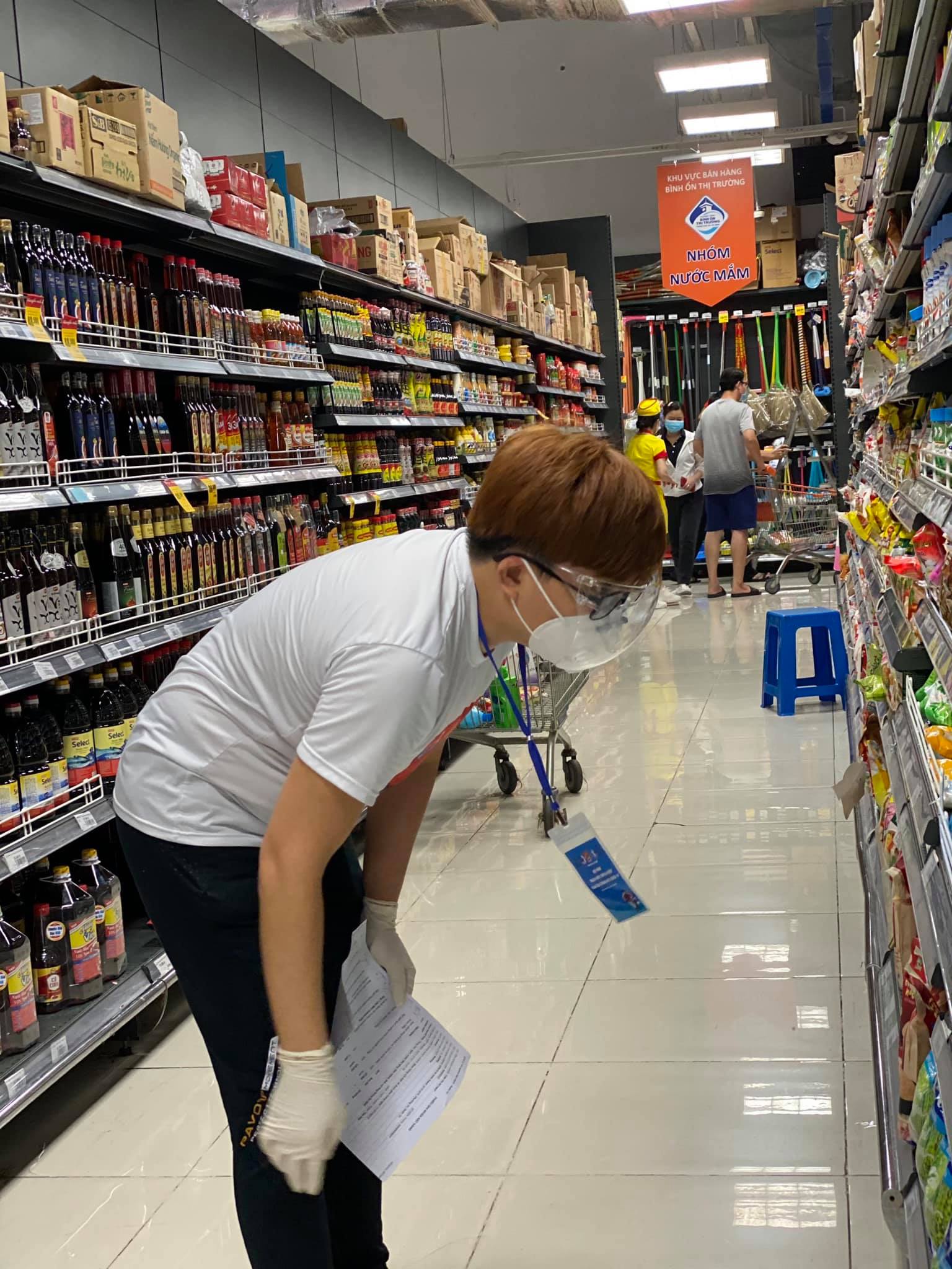 Trong ngày 10/7, MC Đại Nghĩa cũng giúp người dân đi siêu thị mua nhu yếu phẩm.