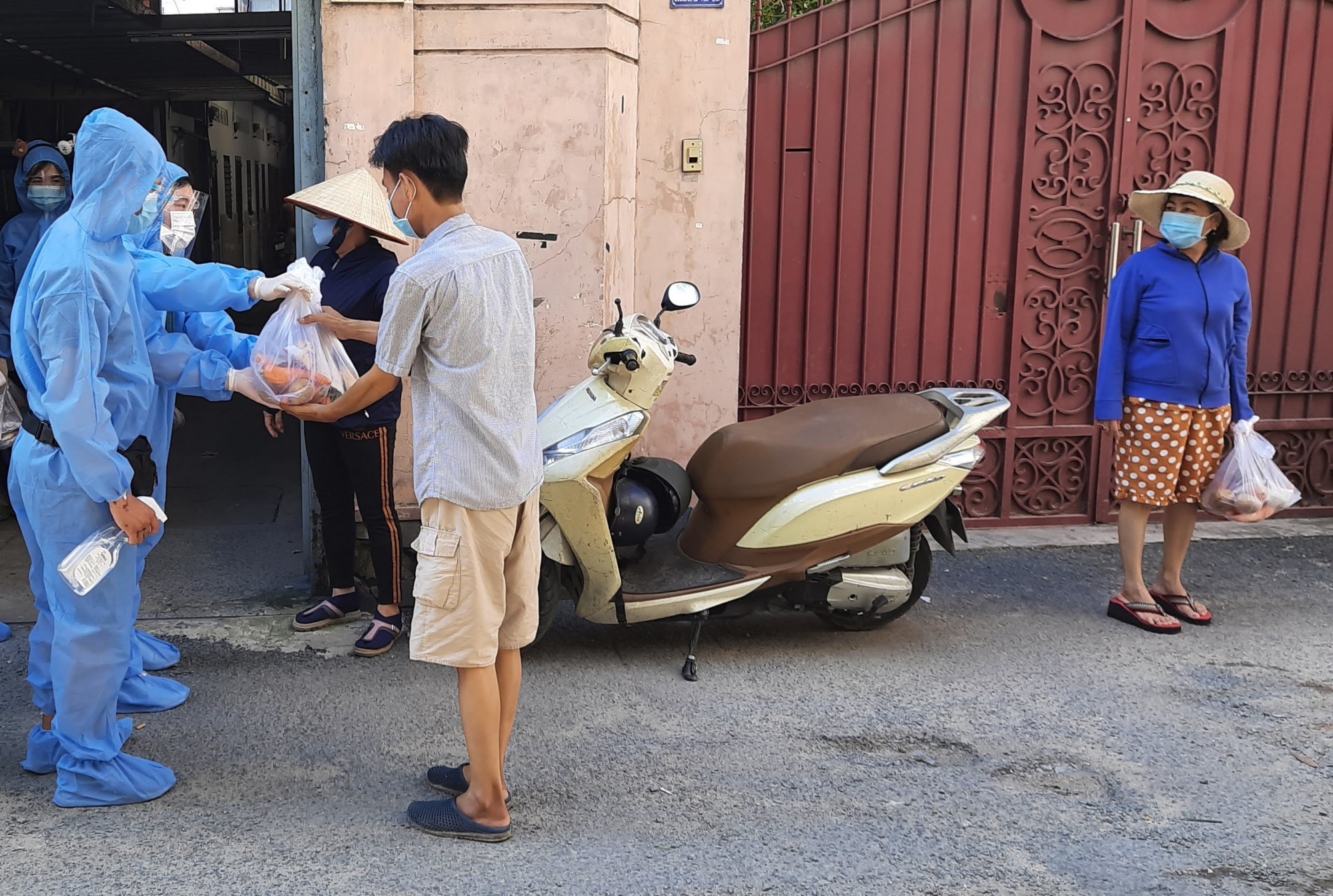 Đội trao quà được trang bị bảo hộ để đến với những hoàn cảnh khó khăn tại Gò Vấp trước ngày giãn cách