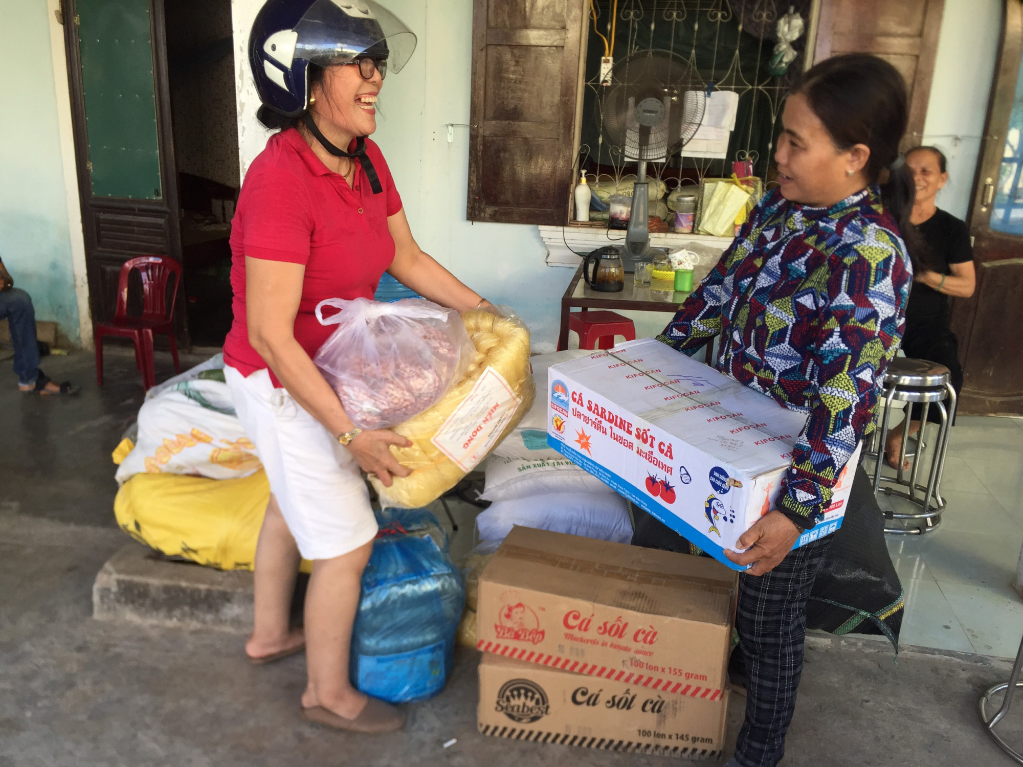Phụ nữ là những người nhiệt tình và hăng hái nhất. Trong ảnh, P Đông Lương, TP Đông Hà, tỉnh Quảng Trị đang góp quà gửi cho TPHCM