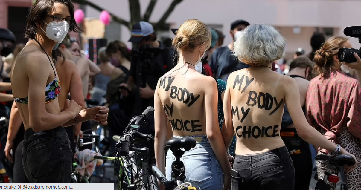 Một phong trào toàn quốc ở Đức có tên gọi “Ngực ai cũng như nhau”, hiện đang đấu tranh để phụ nữ có quyền để ngực trần ở những nơi mà đàn ông cũng có thể làm điều này