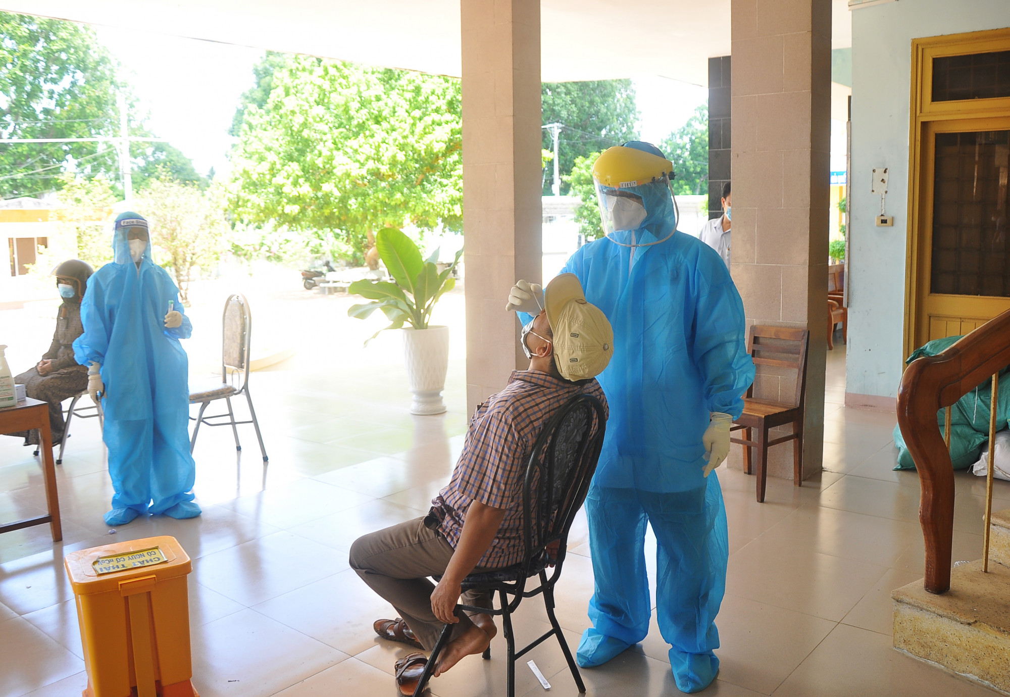 Ngành y tế huyện Sơn Hòa (Phú Yên) lấy mẫu xét nghiệm tại các địa điểm nguy cơ