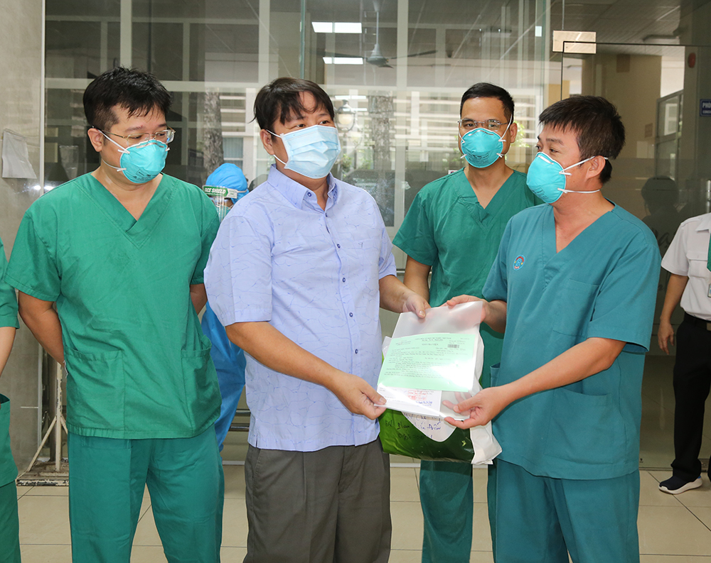 Bác sĩ Linh (ngoài cùng bên phải) đang trao giấy xuất viện cho chiến sĩ công an.