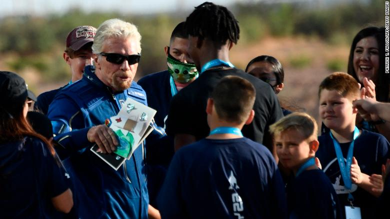 Richard Branson giao lưu với trẻ em ở New Mexico vào ngày 11/7/2021 - Ảnh: CNN