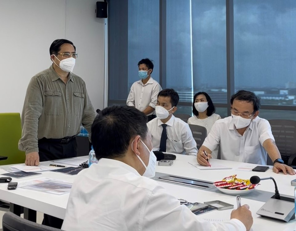 Thủ tướng Phạm Minh Chính làm việc với TPHCM về công tác phòng, chống dịch COVID-19 và đẩy nhanh tiến độ, tạo mọi điều kiện thuận lợi cho việc sản xuất vắc-xin trong nước. Ảnh: Kim Tuyết.