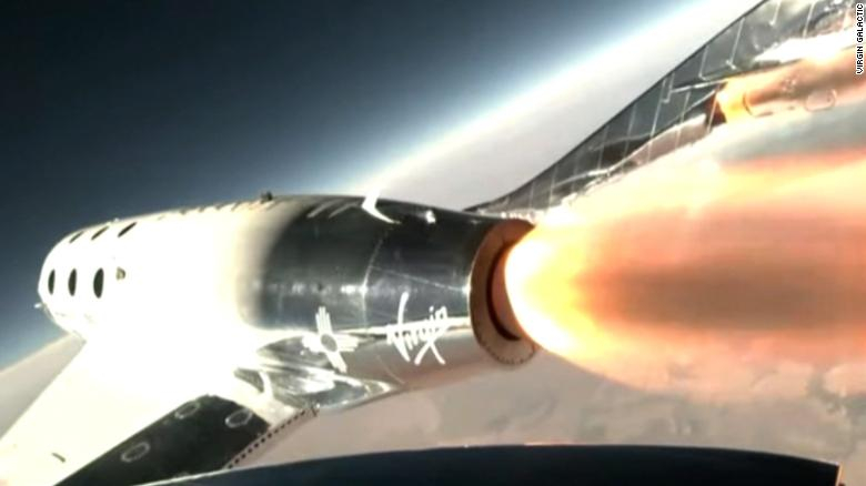 Tàu vũ trụ Virgin Galactic VSS Unity có động cơ tên lửa đẩy bên ngoài không gian - Ảnh: CNN