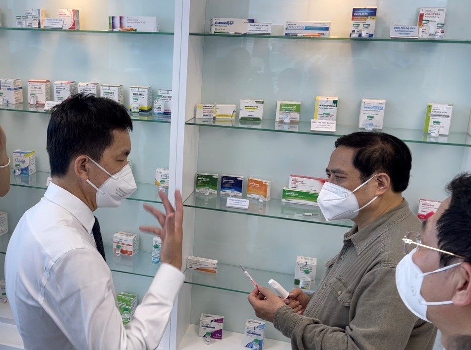 Thủ tướng Phạm Minh Chính thăm cơ sở nghiên cứu vắc-xin thuộc Công ty CP Công nghệ sinh học dược Nanogen (Khu công nghệ cao TPHCM). Ảnh: Kim Tuyết.