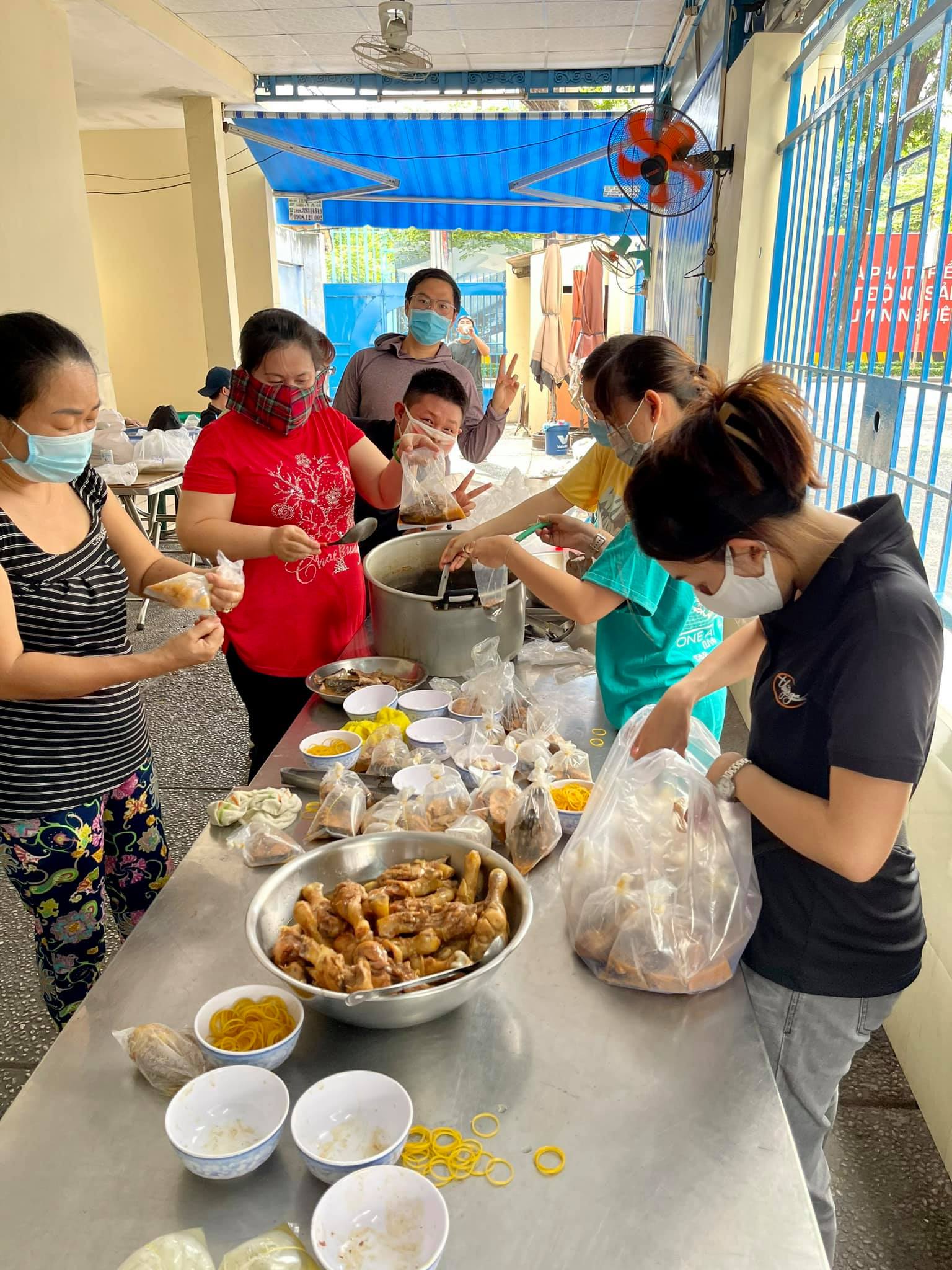 Bếp ăn Thương Sài Gòn hỗ trợ 1.000 suất ăn mỗi ngày người dân tại khu cách ly và những người lao động đang gặp khó khăn...