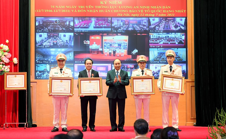 Chủ tịch nước trao huân chương cho các cá nhân có thành tích xuất sắc - Ảnh: Bộ Công an