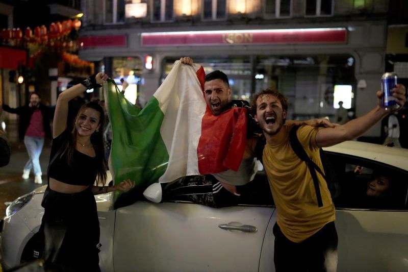 Người dân ăn mừng sau chiến thắng của đội tuyển Ý. Hầu như các quy định về đeo khẩu trang, giãn cách đều bị vi phạm