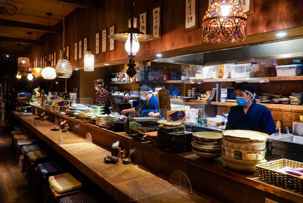 Theo ghi nhận của PV, tại nhà hàng Nhật Shamuji trên phố Trung Hòa (Cầu Giấy, Hà Nội), nhà hàng vẫn tranh thủ phục vụ khách hàng trước lệnh đóng cửa, chỉ bán mang về