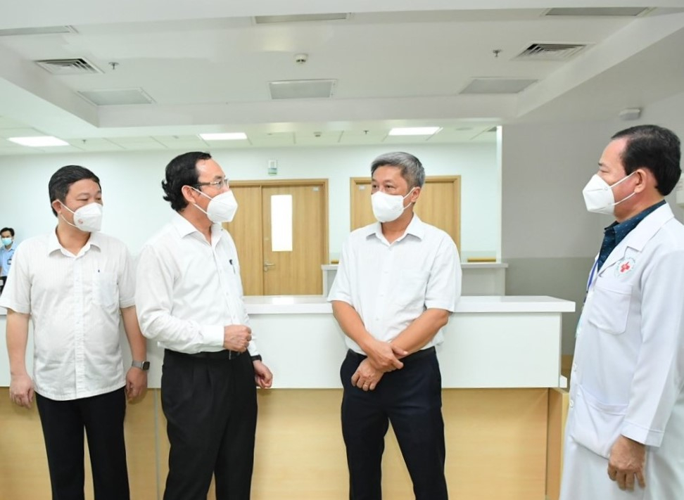 Bí thư Thành ủy TPHCM Nguyễn Văn Nên trao đổi với lãnh đạo Bệnh viện Hồi sức COVID-19.