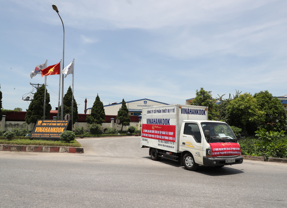 Nhà máy sản xuất bơm kim tiêm phục vụ chiến dịch tiêm vắc xin Covid-19 Công ty thiết bị y tế Vinahankook được đặt tại Ngọc Hồi (huyện Thanh Trì, Hà Nội). 