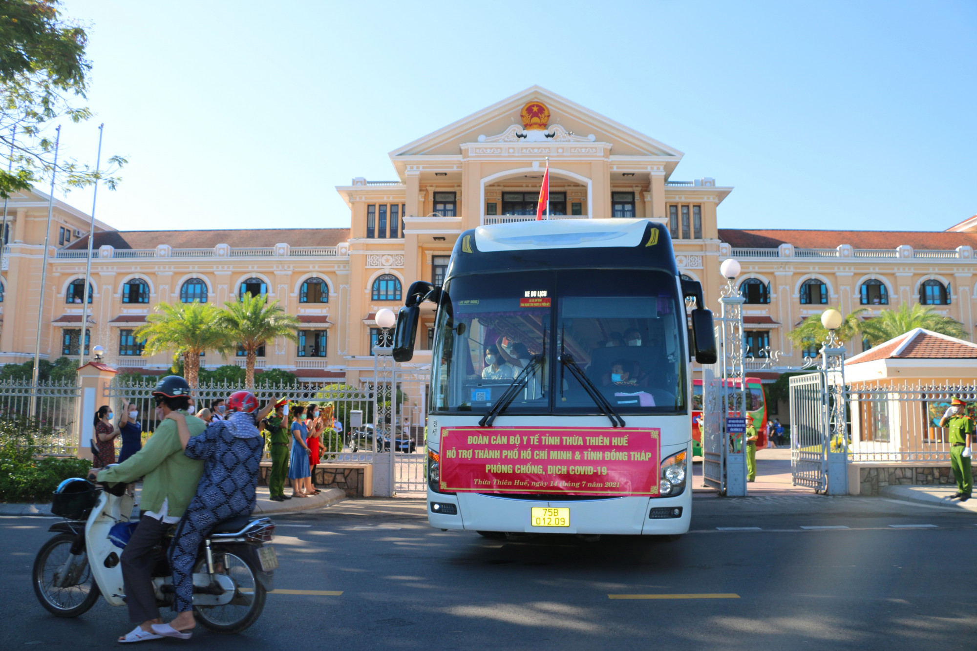 Chỉ trong một thời gian ngắn, với tinh thần trách nhiệm, sự quyết tâm của mình, 03 đơn vị gồm Bệnh viện Trung ương Huế, Sở Y tế và Trường Đại học Y Dược - Đại học Huế đã có sự chuẩn bị chu đáo cả về lực lượng lẫn trang thiết bị để ngày hôm nay sẵn sàng lên đường tăng cường cùng thành phố Hồ Chí Minh và các tỉnh phía Nam phòng, chống dịch bệnh COVID-19.  